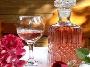 Вино из лепестков роз