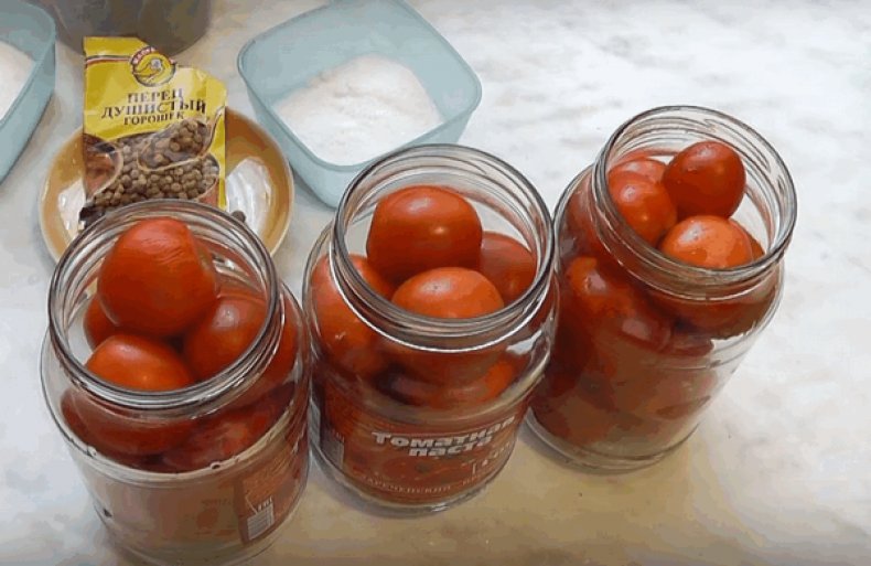 Накладываем томаты в банки