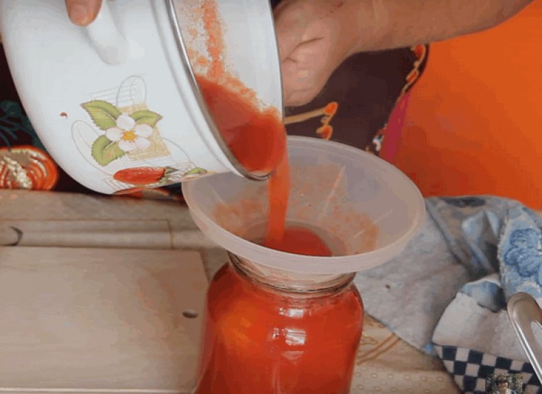 Заливаем томаты соком