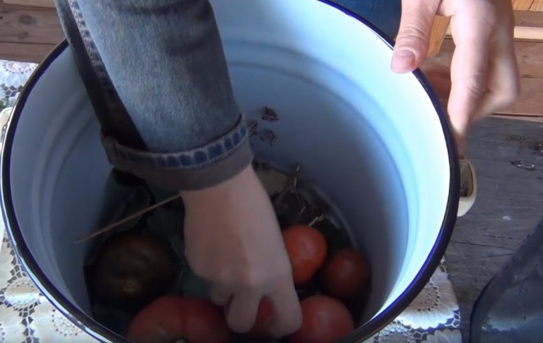 Квашеные помидоры в кастрюле