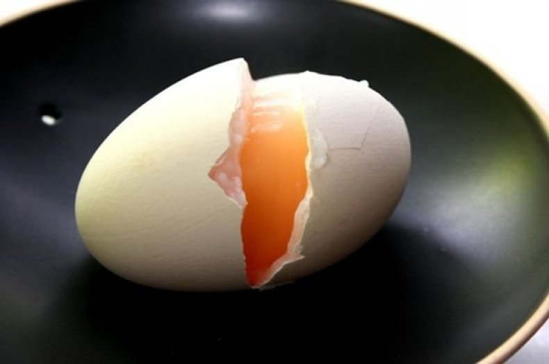Сырое гусиное яйцо