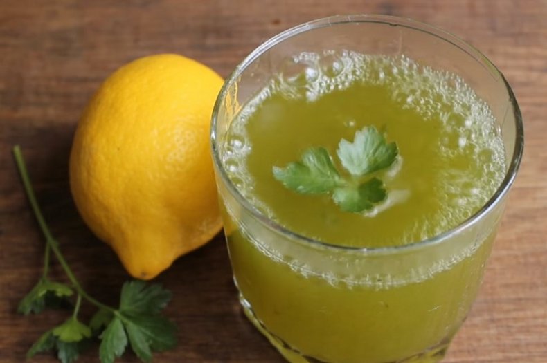 Сок петрушки и лимона для лица