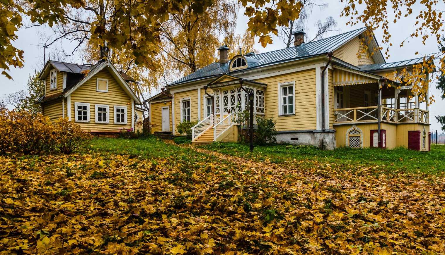 Усадьба читать. Усадьба Мураново. Мураново музей-заповедник осенью. Дворянские усадьбы 19 века в России. Мураново музей усадьба осенью.