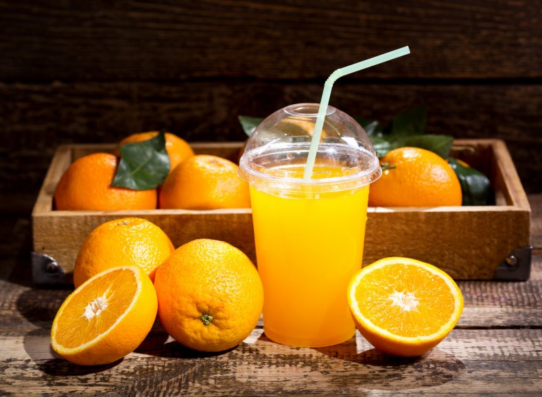 Апельсиновый сок и апельсины