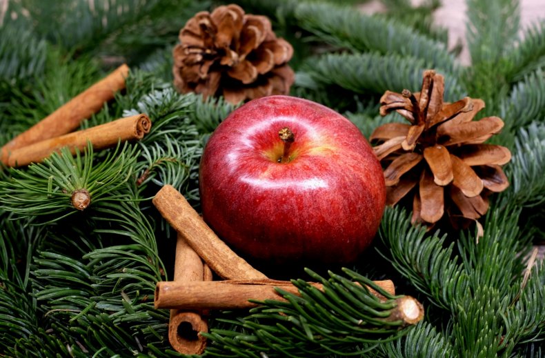 Раньше в Германии было принято украшать ёлки на Новый год настоящими фруктами