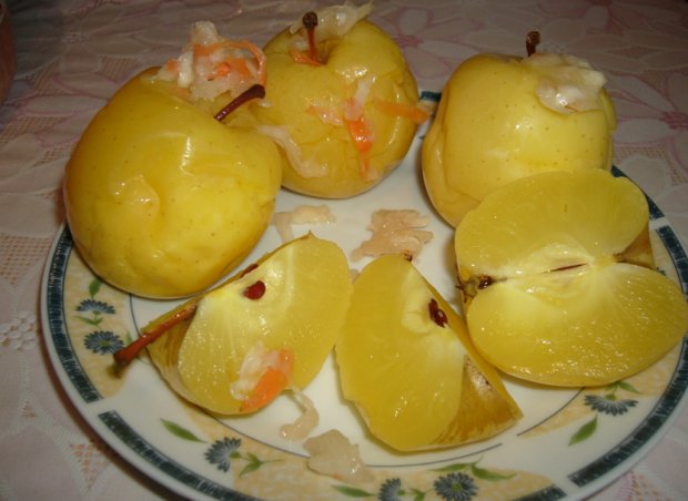 Моченые яблоки с капустой Моченые яблоки с капустой