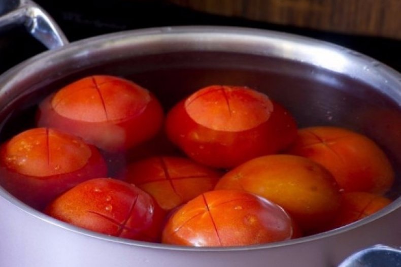 Помещаем помидоры в кипящую воду