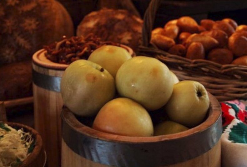 Приготовление моченых яблок в бочке