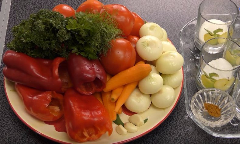 Салат из помидоров с перцем и морковью