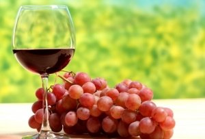 Чтобы вино было менее крепкое можно добавить воду