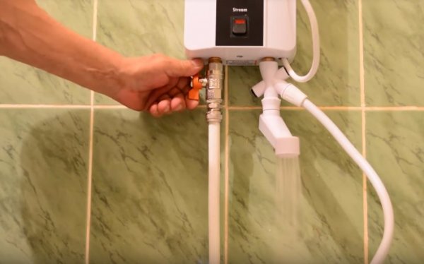 Как установить проточный водонагреватель своими руками в ванной комнате .