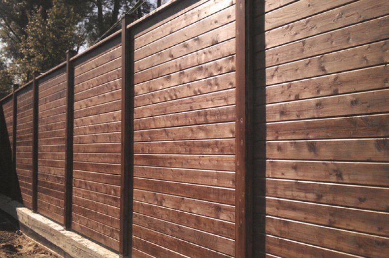 Забор из деревянного бруса