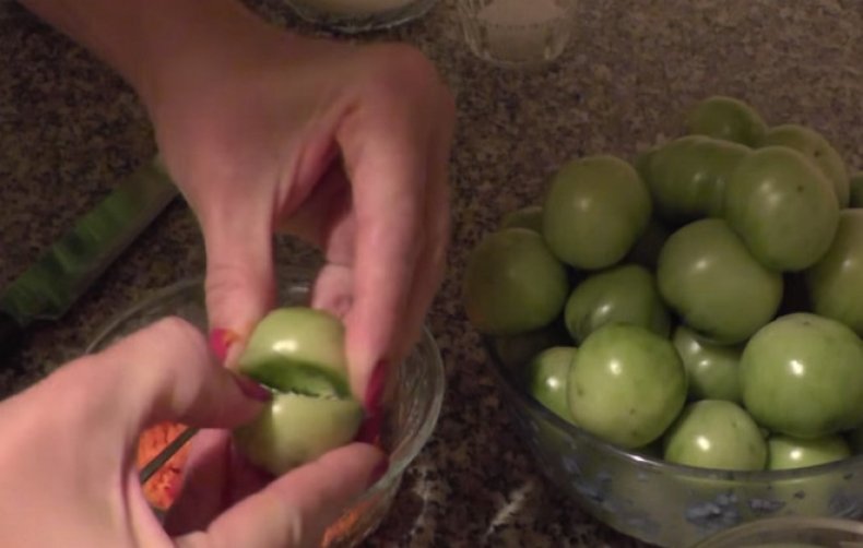 Разрезаем томаты
