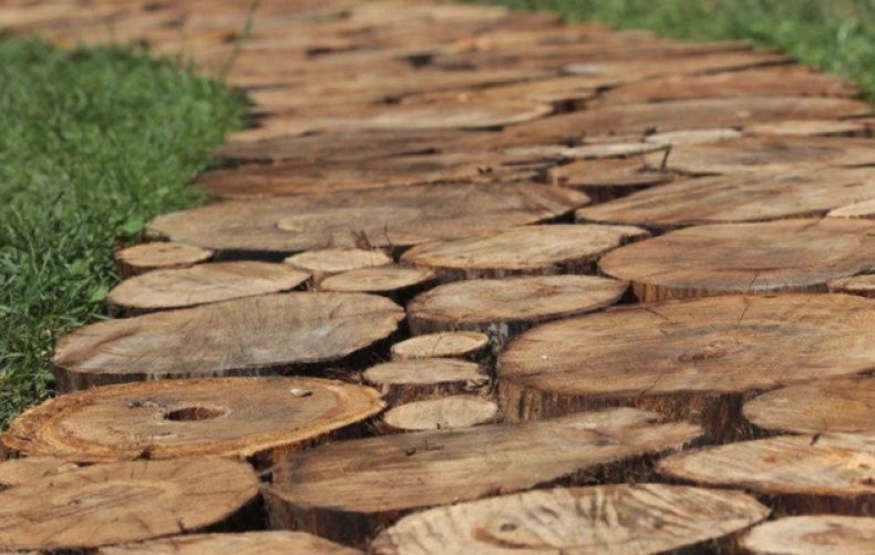 Дорожки из деревянных брусков и спилов