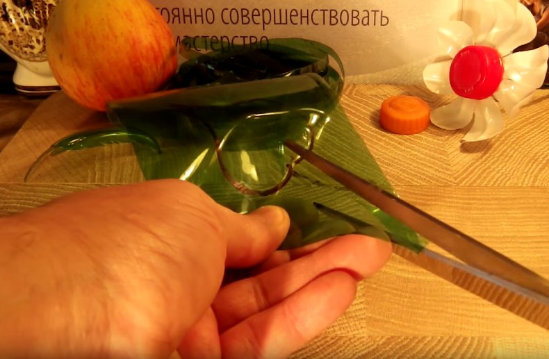 Вырезаем листья на длинной ножке