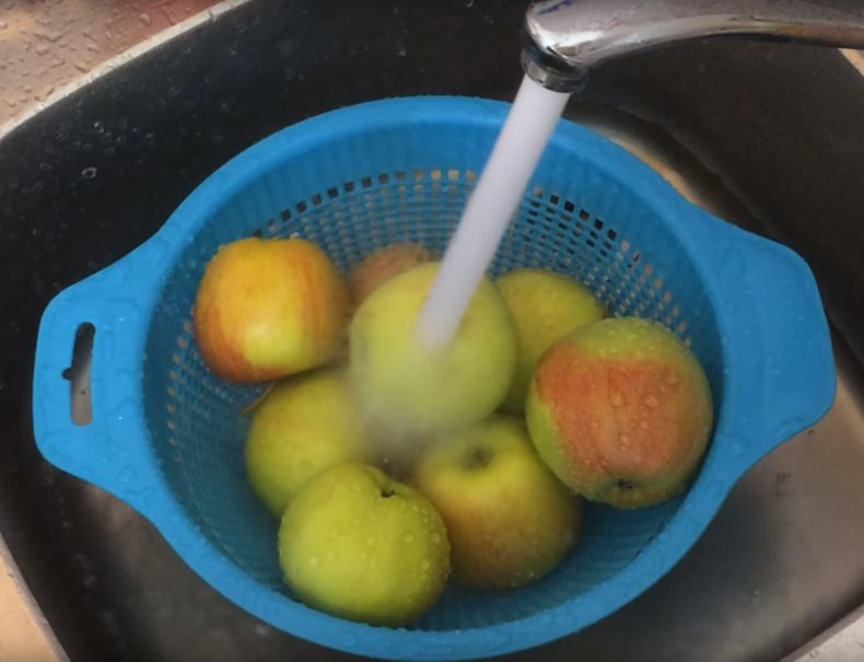 Промываем яблоки