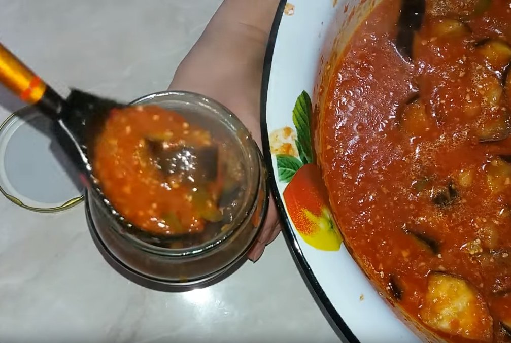 Баклажаны в томатной заливке с чесноком на стол