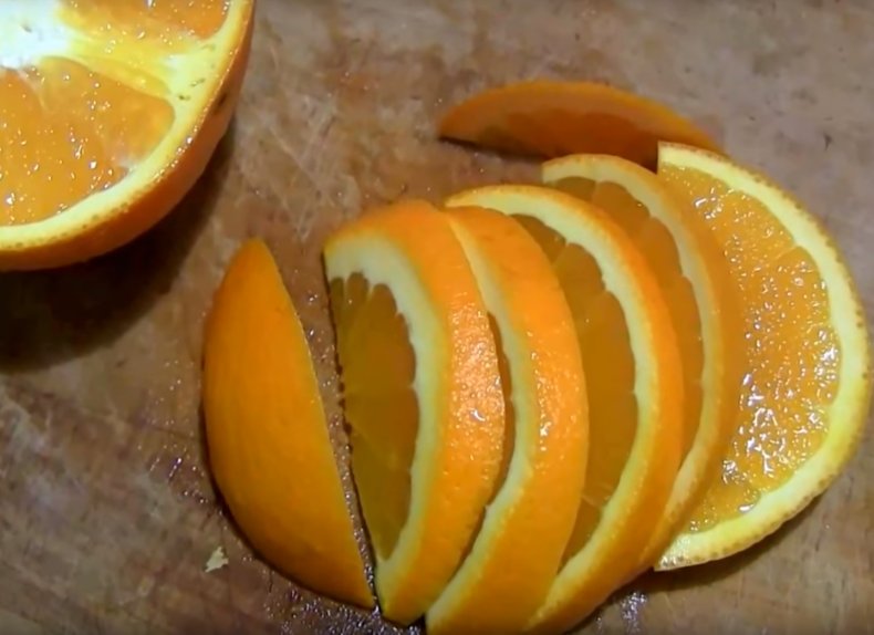 Апельсины режем на пластинки