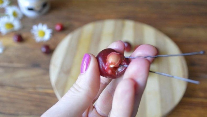 Как удалить из вишни косточки с помощью шпильки