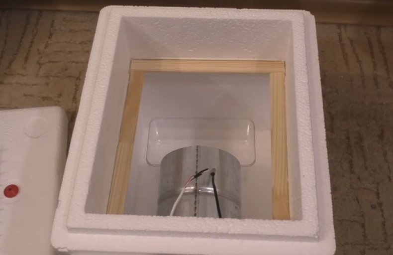 Установка лотака с водой на дно инкубатора