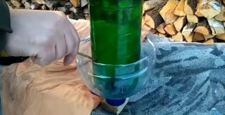 Автоматическая поилка из пластиковой бутылки
