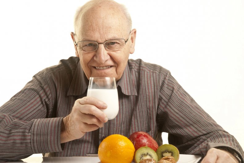 Молоко для пожилых людей