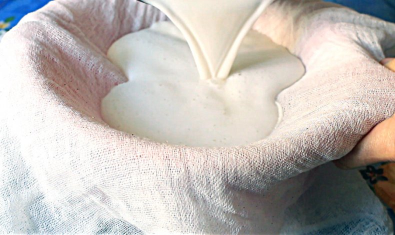 Очистка молока при помощи марли